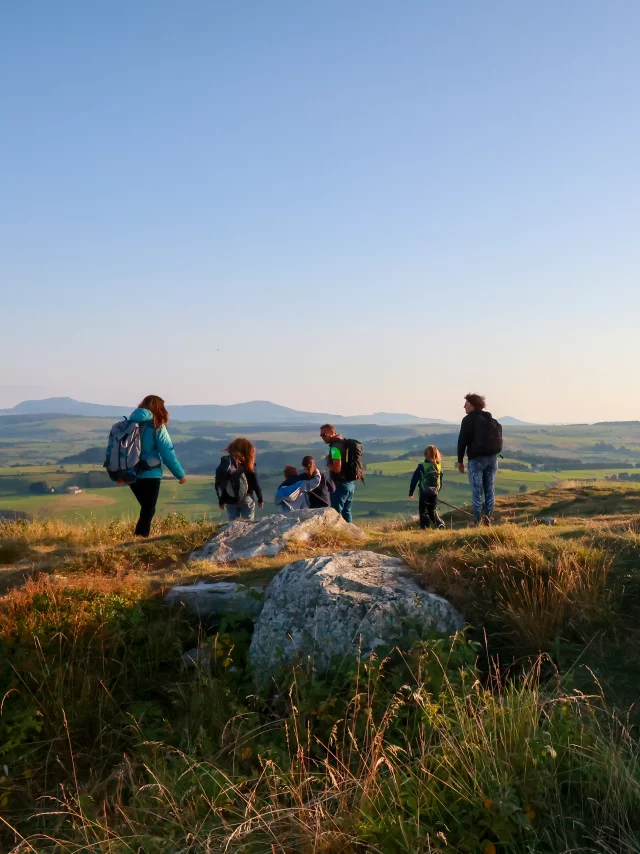 Randonnée en famille devant la Pierre Levée à proximité du massif du Lizieux