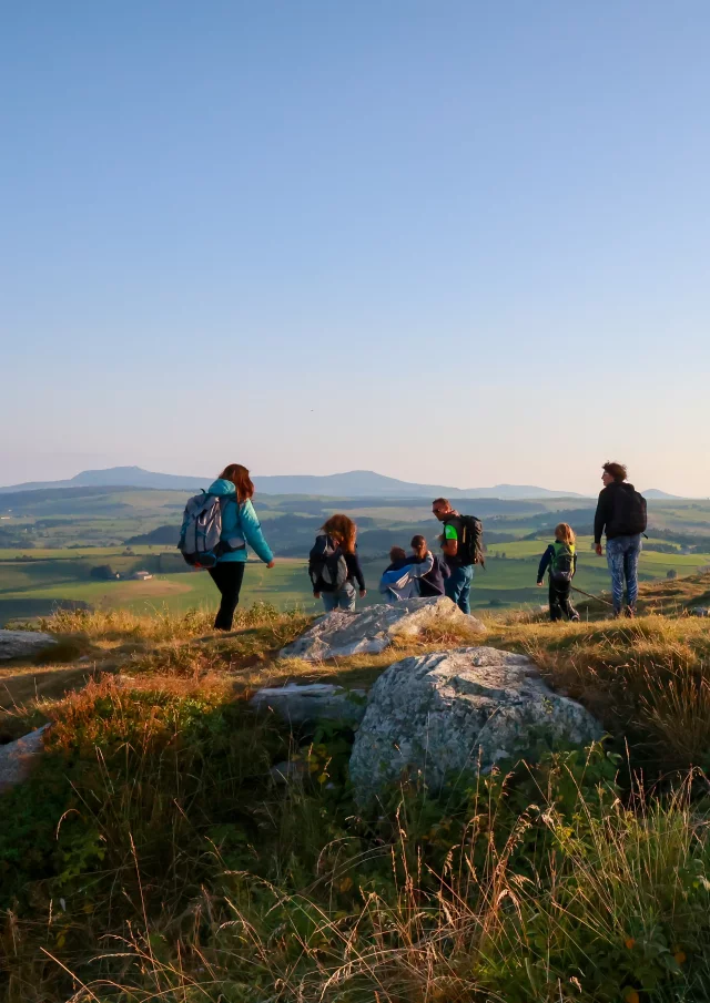 Randonnée en famille devant la Pierre Levée à proximité du massif du Lizieux