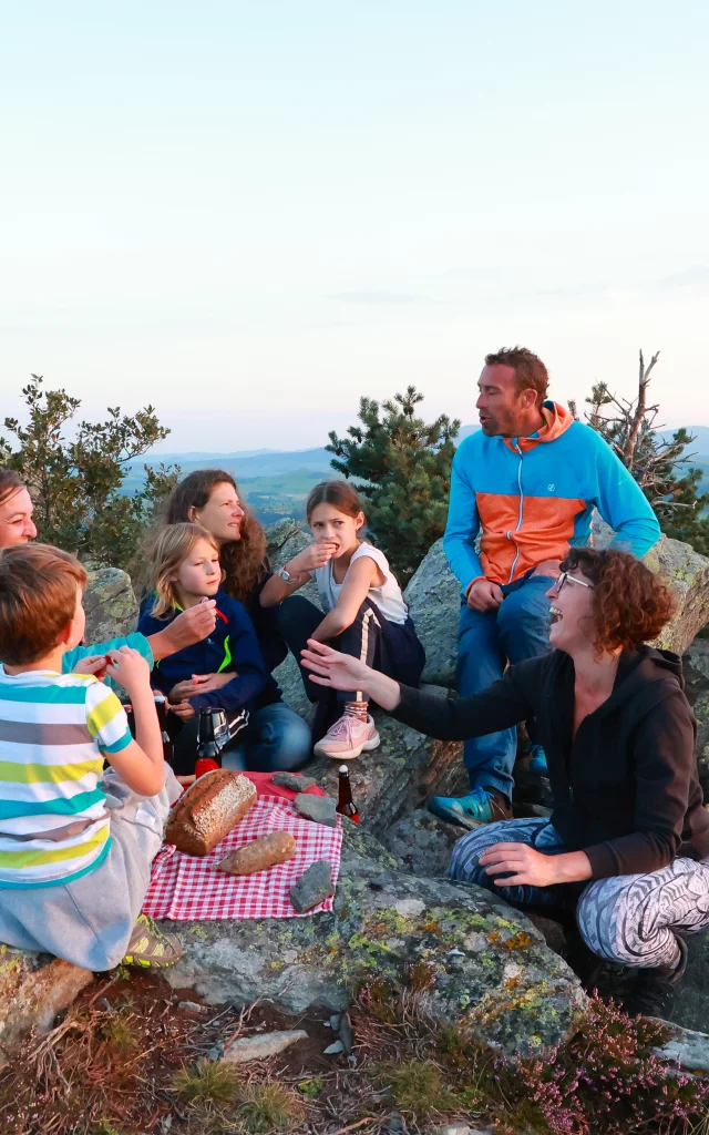 Coucher de soleil et apéritif gourmand en famille au sommet du Pic du Lizieux (1388m d'altitude)