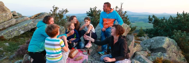 Coucher de soleil et apéritif gourmand en famille au sommet du Pic du Lizieux (1388m d'altitude)