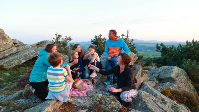 Coucher de soleil et apéritif gourmand en famille au sommet du Pic du Lizieux (1388m d'altitude)