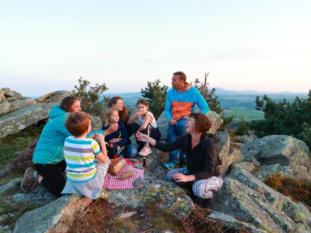 Coucher de soleil et apéritif gourmand en famille au sommet du Pic du Lizieux (1388m d'altitude)