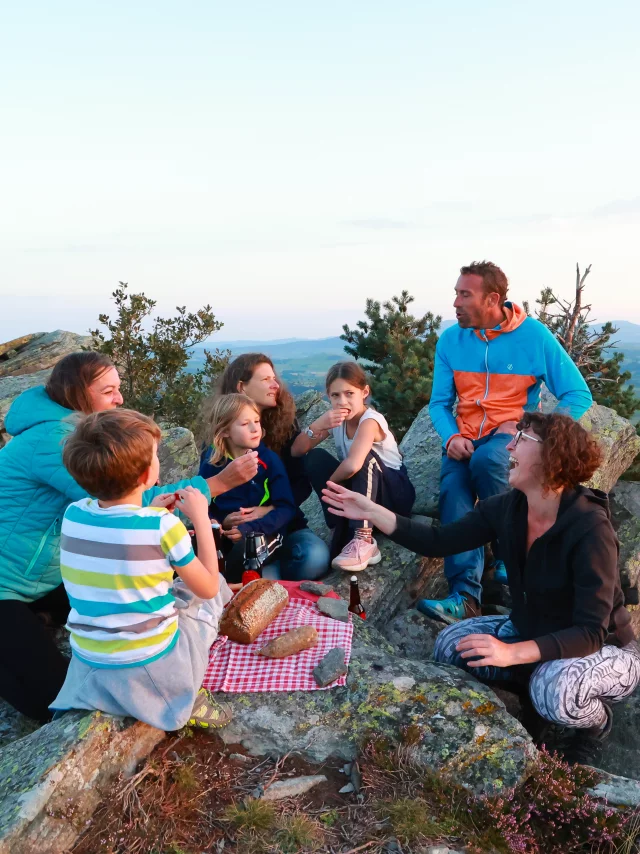 Coucher de soleil et apéritif gourmand en famille au sommet du Pic du Lizieux (1388m d'altitude)