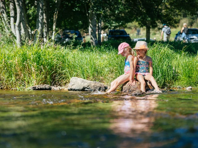 Petites filles au bord de l'eau, Baignade dans le Lignon en famille, La Plage au Chambon-sur-Lignon
