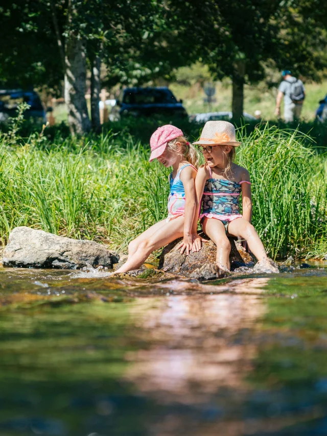 Petites filles au bord de l'eau, Baignade dans le Lignon en famille, La Plage au Chambon-sur-Lignon
