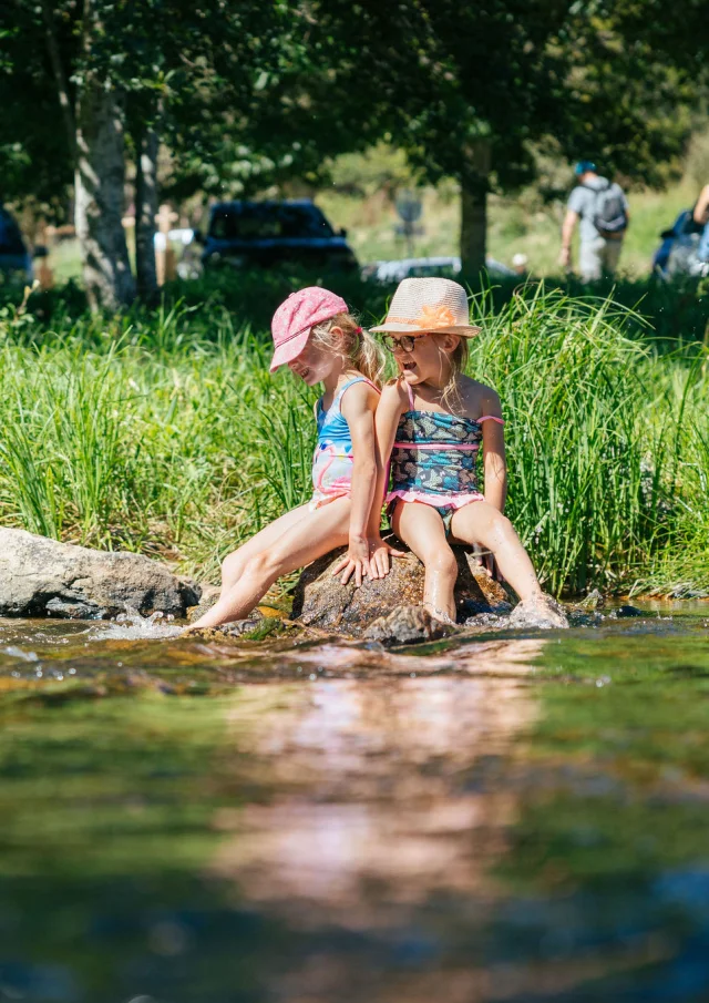 Petites filles au bord de l'eau, Baignade dans le Lignon en famille, La Plage au Chambon-sur-Lignon