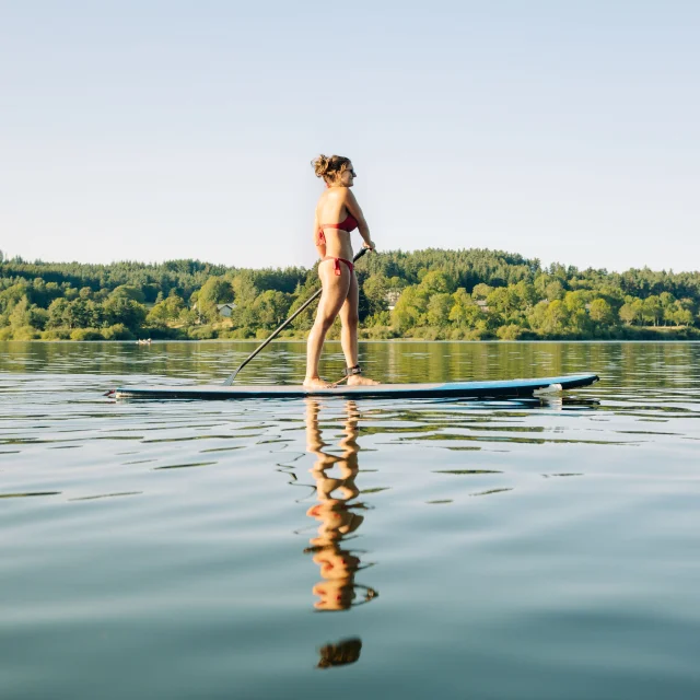 Jeune femme sur un paddle au Lac de Lavalette