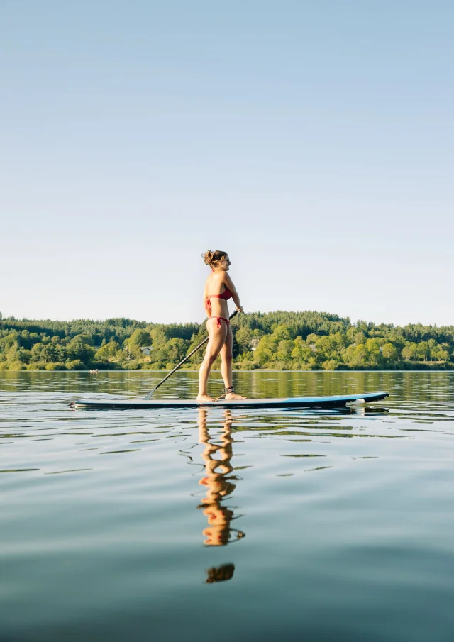 Jeune femme sur un paddle au Lac de Lavalette