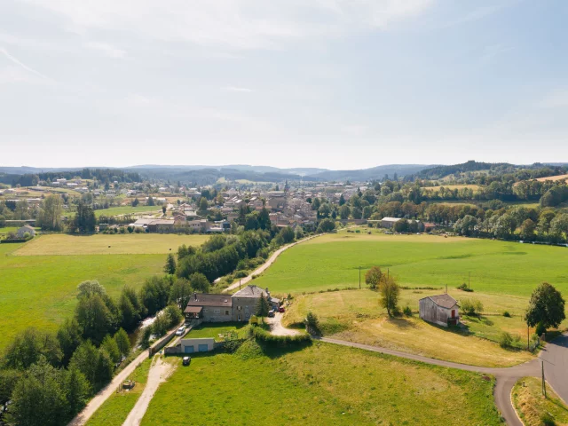 Panorama sur le village de Tence vue de drône