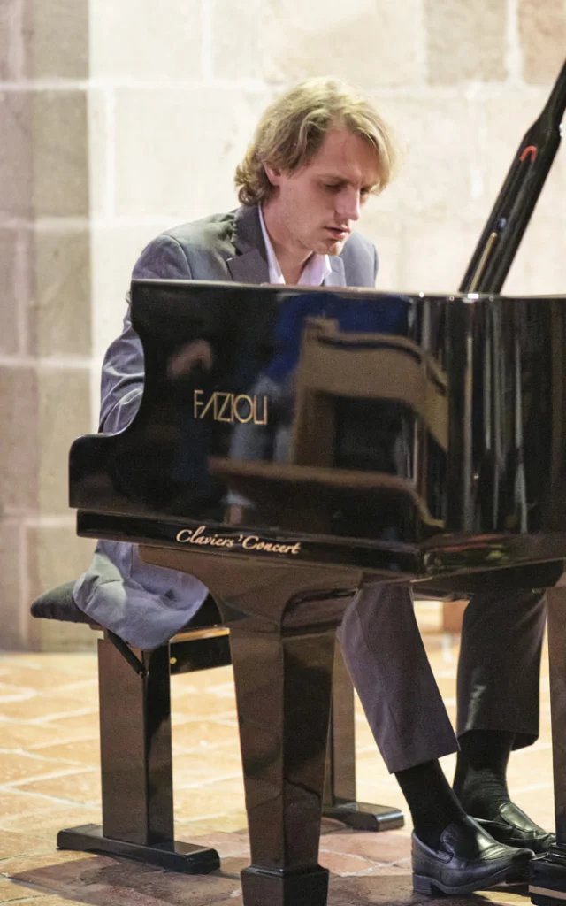 Dans l'église de Tence, concert de Piano avec le pianiste Sergey BELYAVSKY