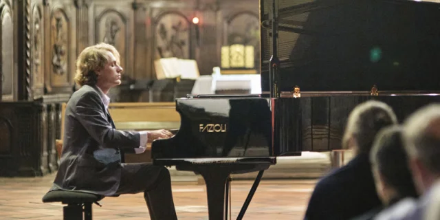 Dans l'église de Tence, concert de Piano avec le pianiste Sergey BELYAVSKY