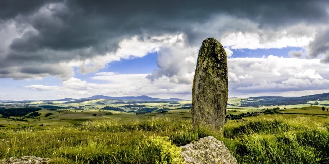Menhir à proximité du parking de Chièze au pied du massif du Lizieux