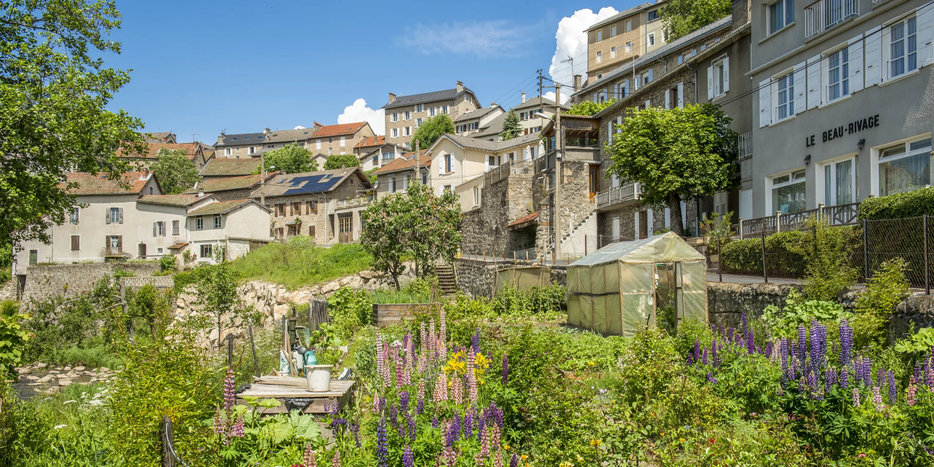 Jardin de fleurs en bas du village