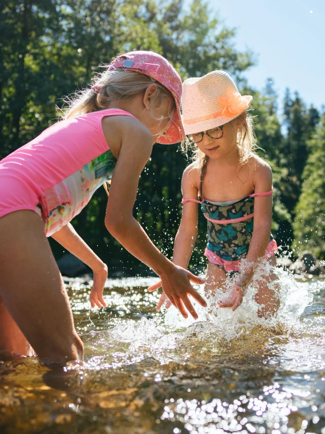 Baignade en famille dans le Lignon