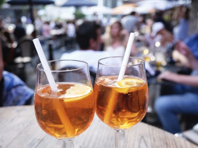 Aperitif duo on the terrace
