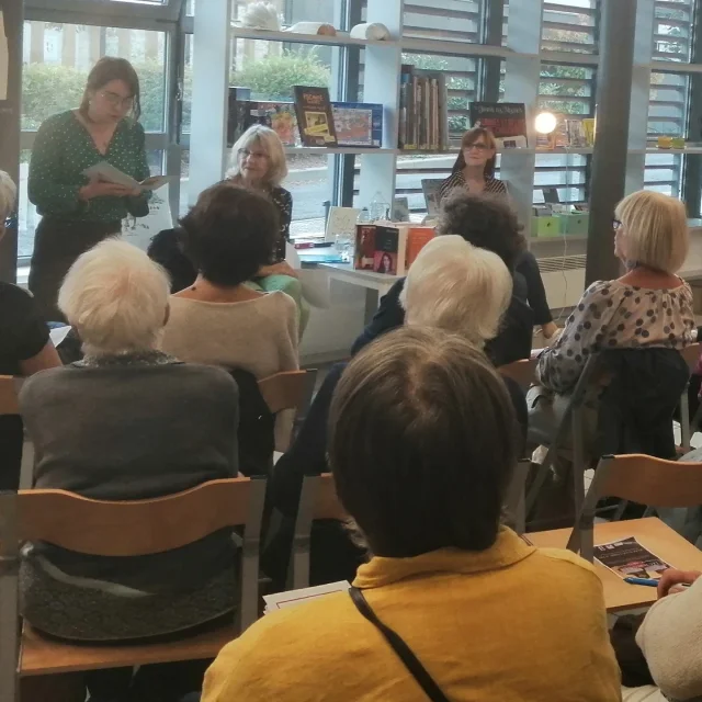 A la carte readings at the multimedia library