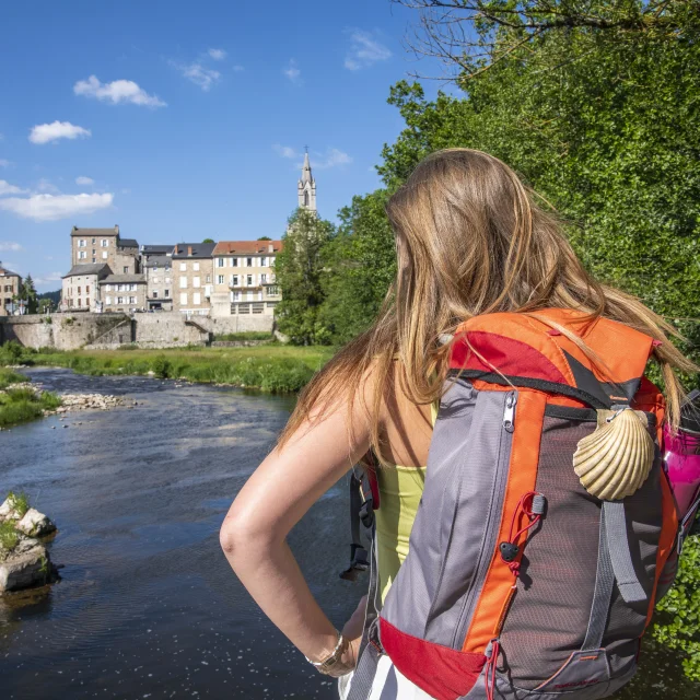 Auvergne Rhone Alpes - Haute-Loire - Randonnée sur le chemin de Compostelle de Genève au Puy-en-Velay, au bord du Lignon à Tence.