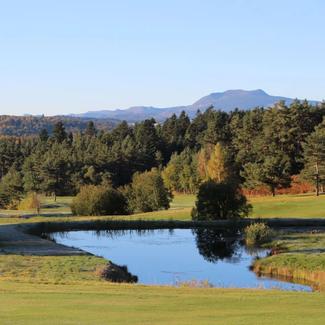 Depuis le golf du Chambon, le massif du Mézenc