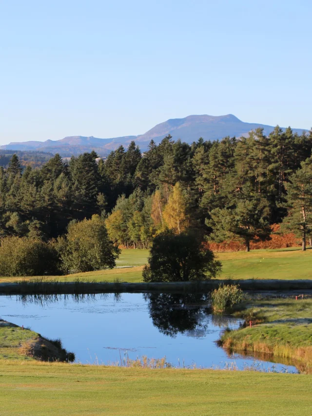 Depuis le golf du Chambon, le massif du Mézenc