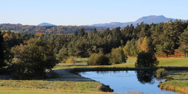 Vue du Mézenc depuis le Golf en automne