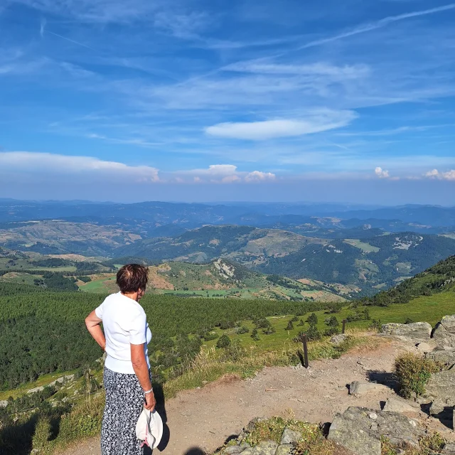 Vue côté Ardèche depuis le sommet du Mézenc