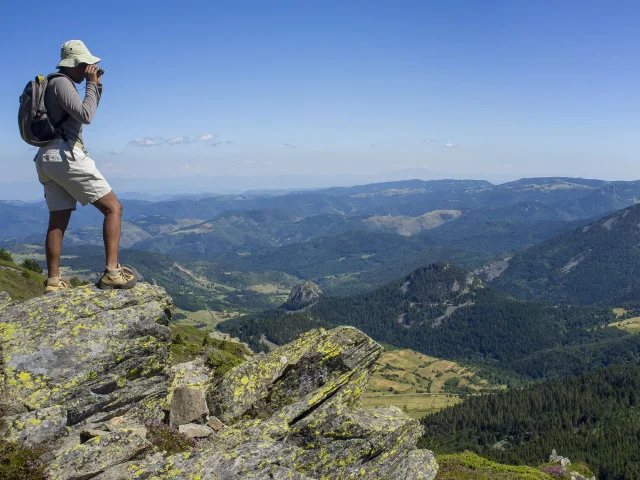 Un Randonneur au sommet du Mont Mézenc
