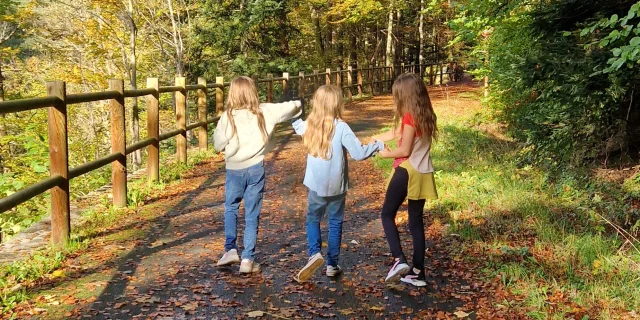 Petites Filles En Balade à L'automne Sur La Via Fluvia