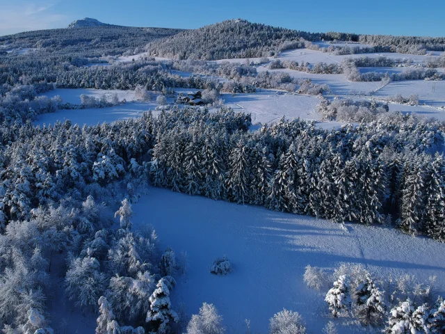 Vue par drone au dessus du village de Saint-Jeures