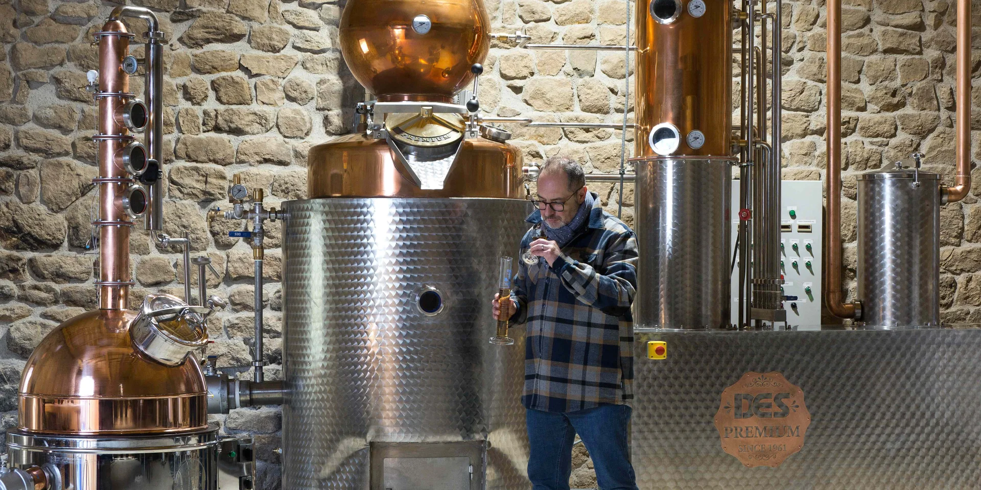 Fabrication de spiritueux à la distillerie à Saint-Jeures
