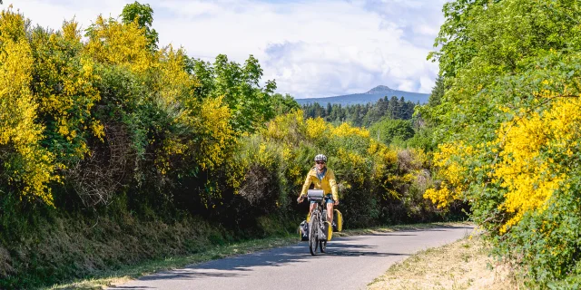 Cyclotouriste sur la Via Fluvia