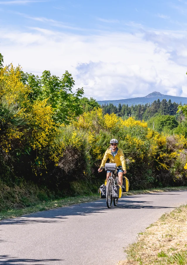 Cyclotouriste sur la Via Fluvia