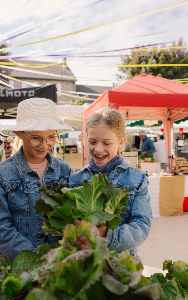 Marche Place De La Fontaine Au Chambon Sur Lignon