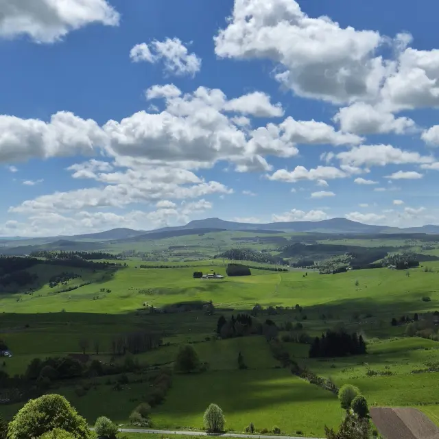 Panorama vers Le Mézenc depuis la Pierre Levée